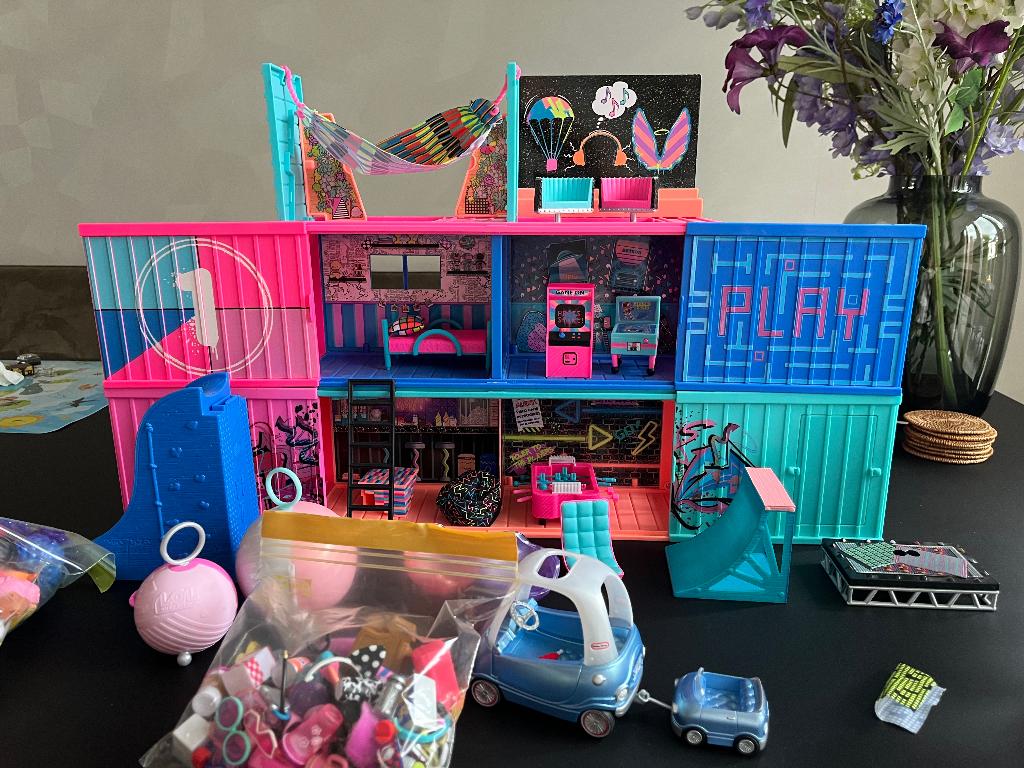 L.O.L suprise huis (met alle toebehoren en poppen), Ophalen, Zo goed als nieuw, Poppenhuis