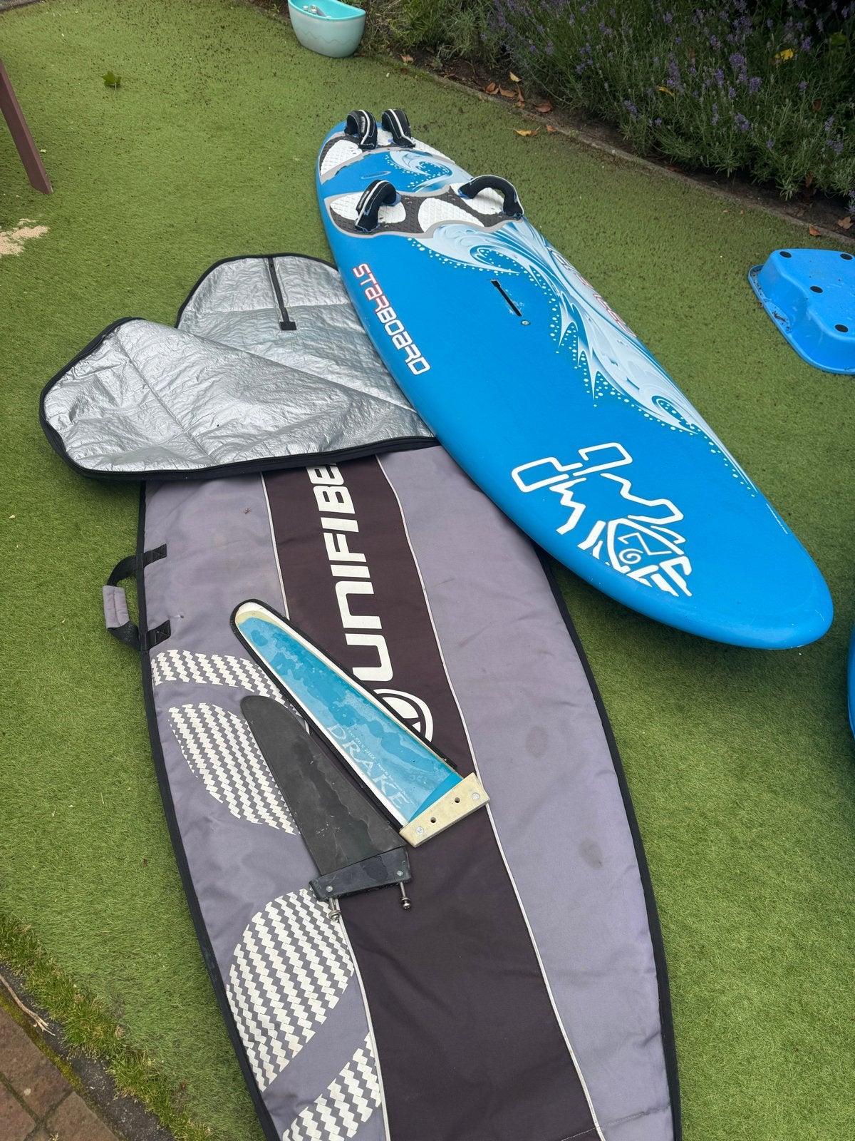 Starboard Carve 121 Windsurfplank met vin en tas, Watersport en Boten, Windsurfen, 250 tot 300 cm, Gebruikt, Ophalen of Verzenden