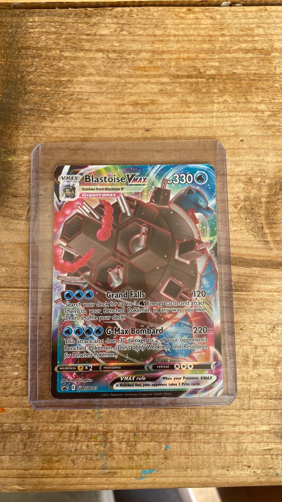 Pokémonkaart Blastoise Vmax in hoesje, Ophalen of Verzenden, Zo goed als nieuw