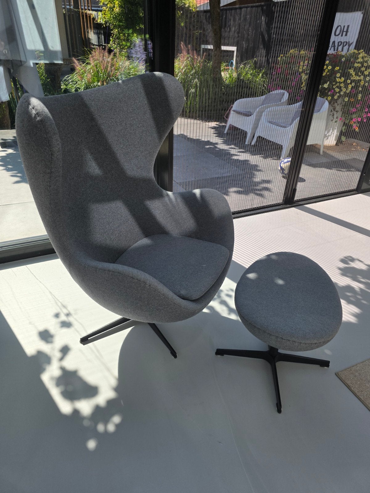 Stijlvolle grijze Egg Chair met voetenbk - Zo goed als nieu, Ophalen of Verzenden, Zo goed als nieuw, Metaal, Modern, Design, Scandinavisch