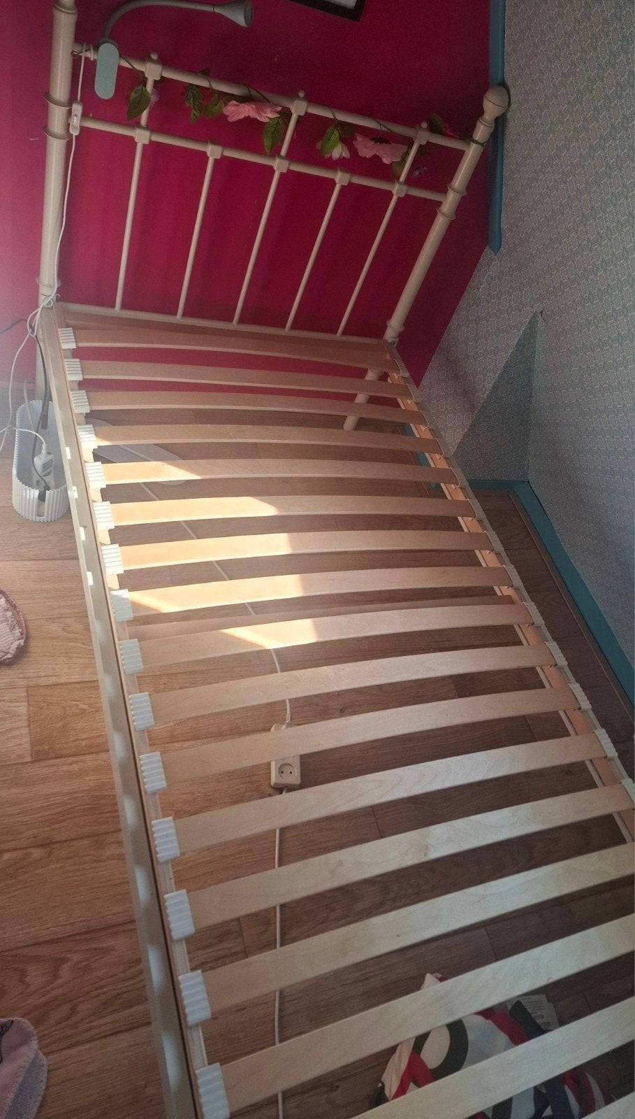 Wit metalen bed met spijlen en houten lattenbodem, 1 persoon, Ophalen, Gebruikt, 90 cm, Eenpersoons