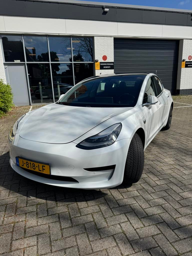 Tesla Model 3 2020 Wit met trekhaak SOH 82%, Auto's, Tesla, Automaat, Achterwielaandrijving, Zwart, Wit