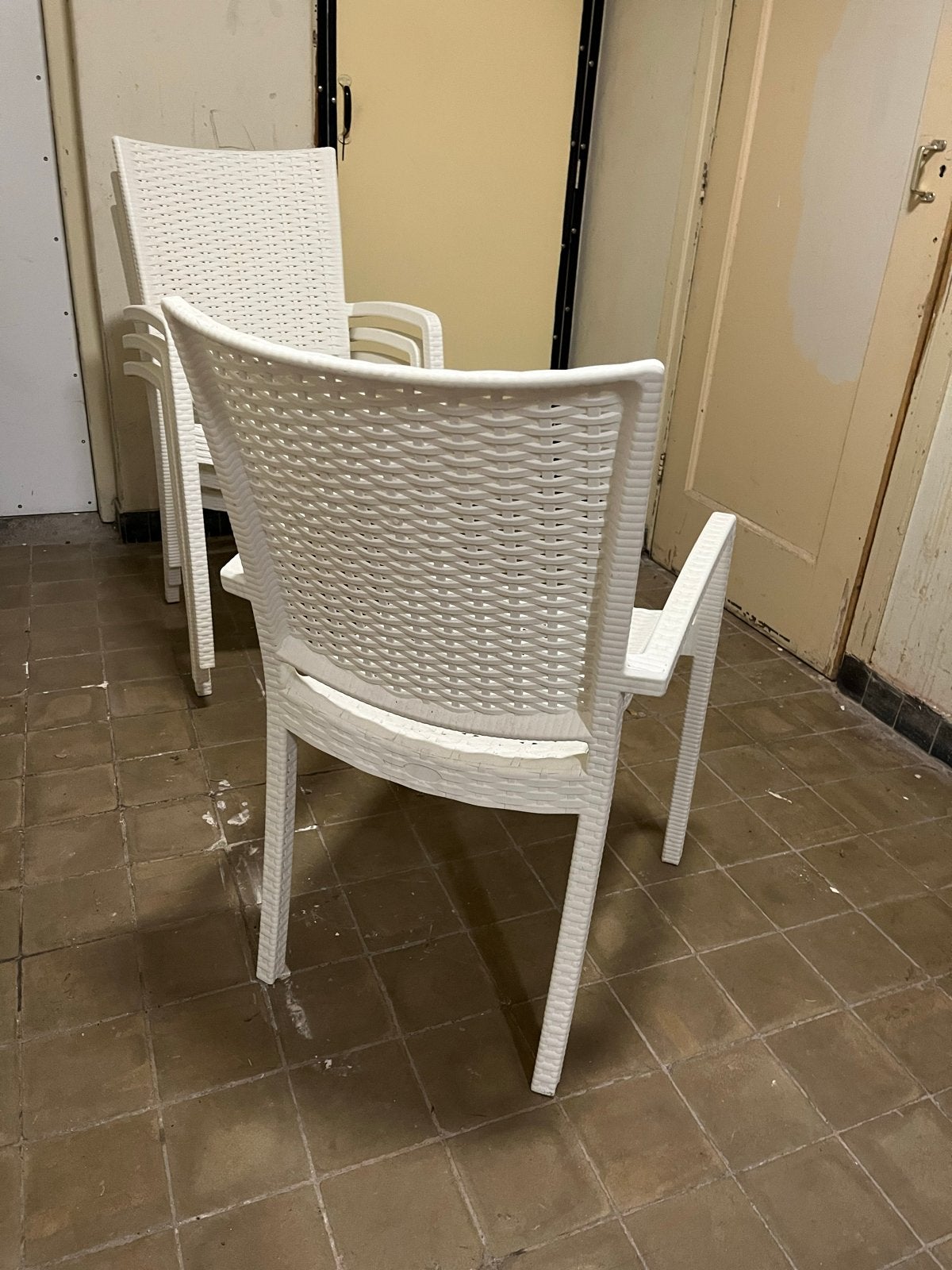 Witte kunststof tuinstoelen (stapelbaar), Huis en Inrichting, Stoelen, Ophalen, Kunststof, Gebruikt, Wit