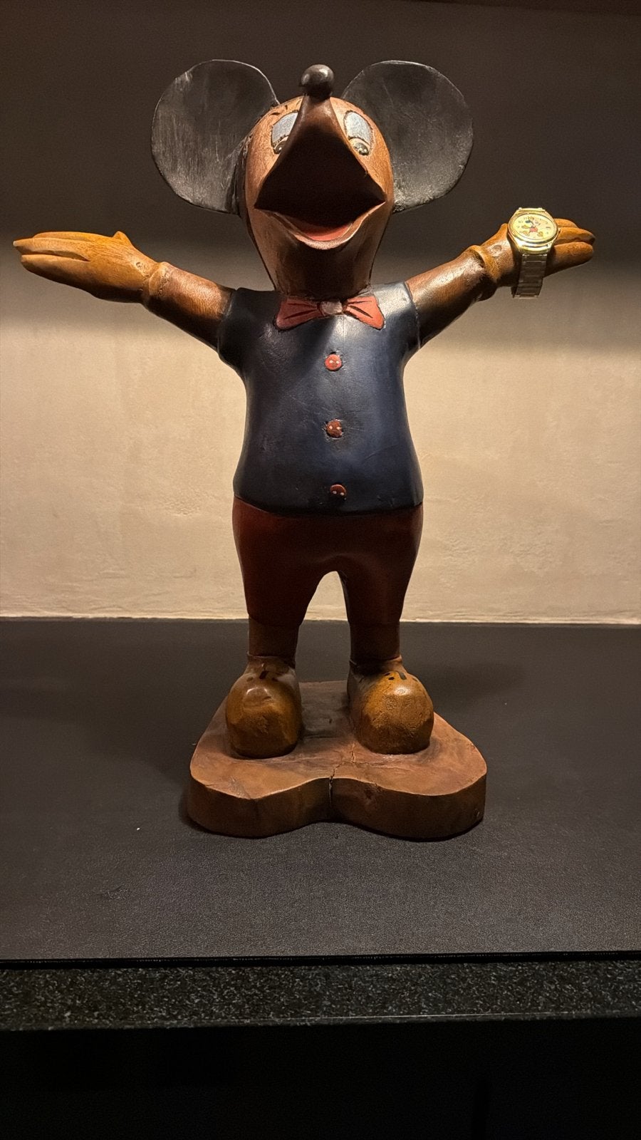 Unieke houten Mickey Mouse sculptuur, Overige onderwerpen, Ophalen of Verzenden, 20 - 50 cm, Beeld