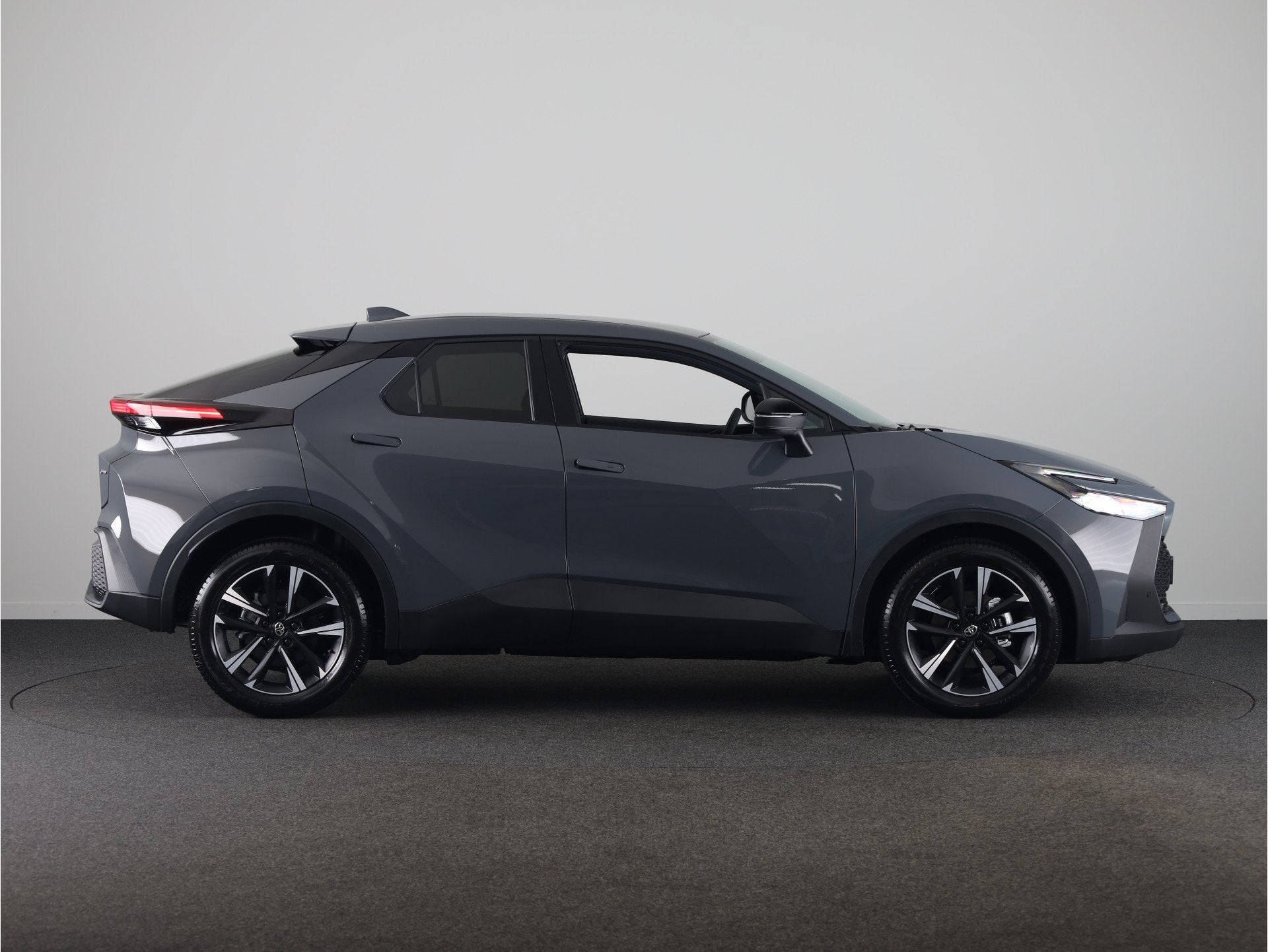 Toyota C-HR 1.8 Hybrid 140 Dynamic *NIEUW* | Snel leverbaar!, Auto's, Stof, Zwart, 4 cilinders, Bedrijf