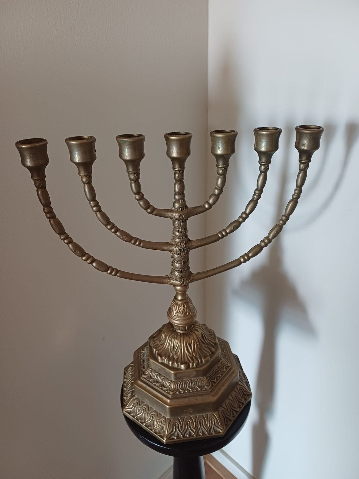 Antieke koperen menorah kandelaar, Verzenden, Koper of Brons