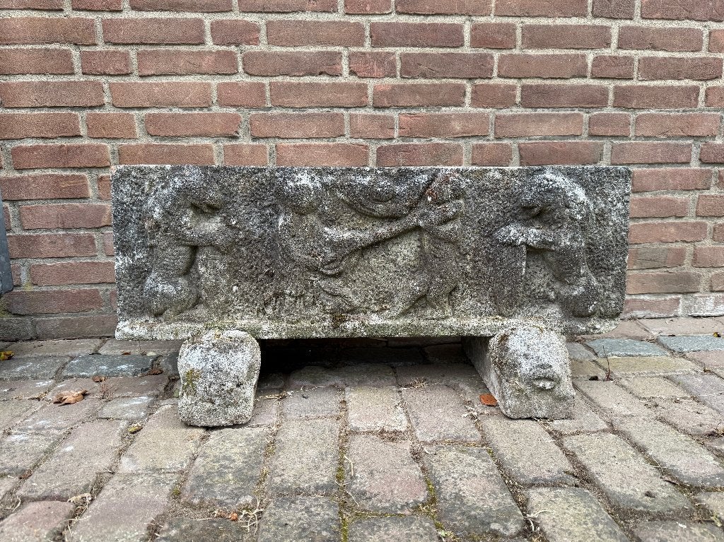 Oude stenen bloembak met reliëf op poten, Ophalen, Steen, Gebruikt, Balkon