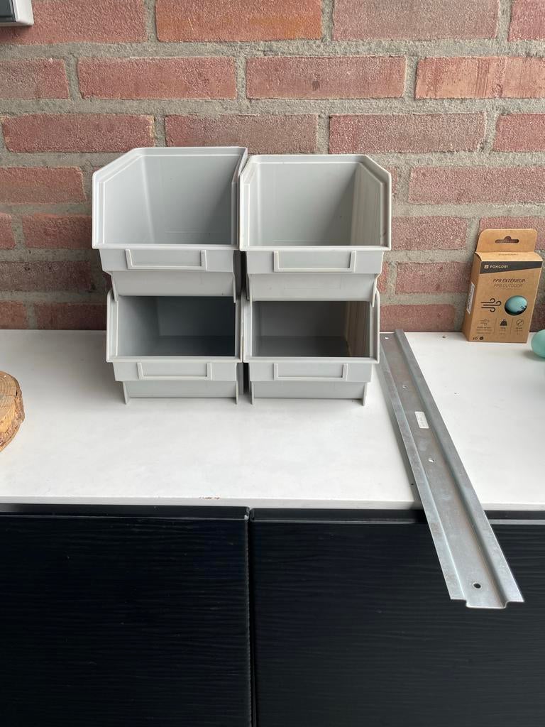 4 Garage ophang bakjes met ophang rail, Ophalen, Zo goed als nieuw