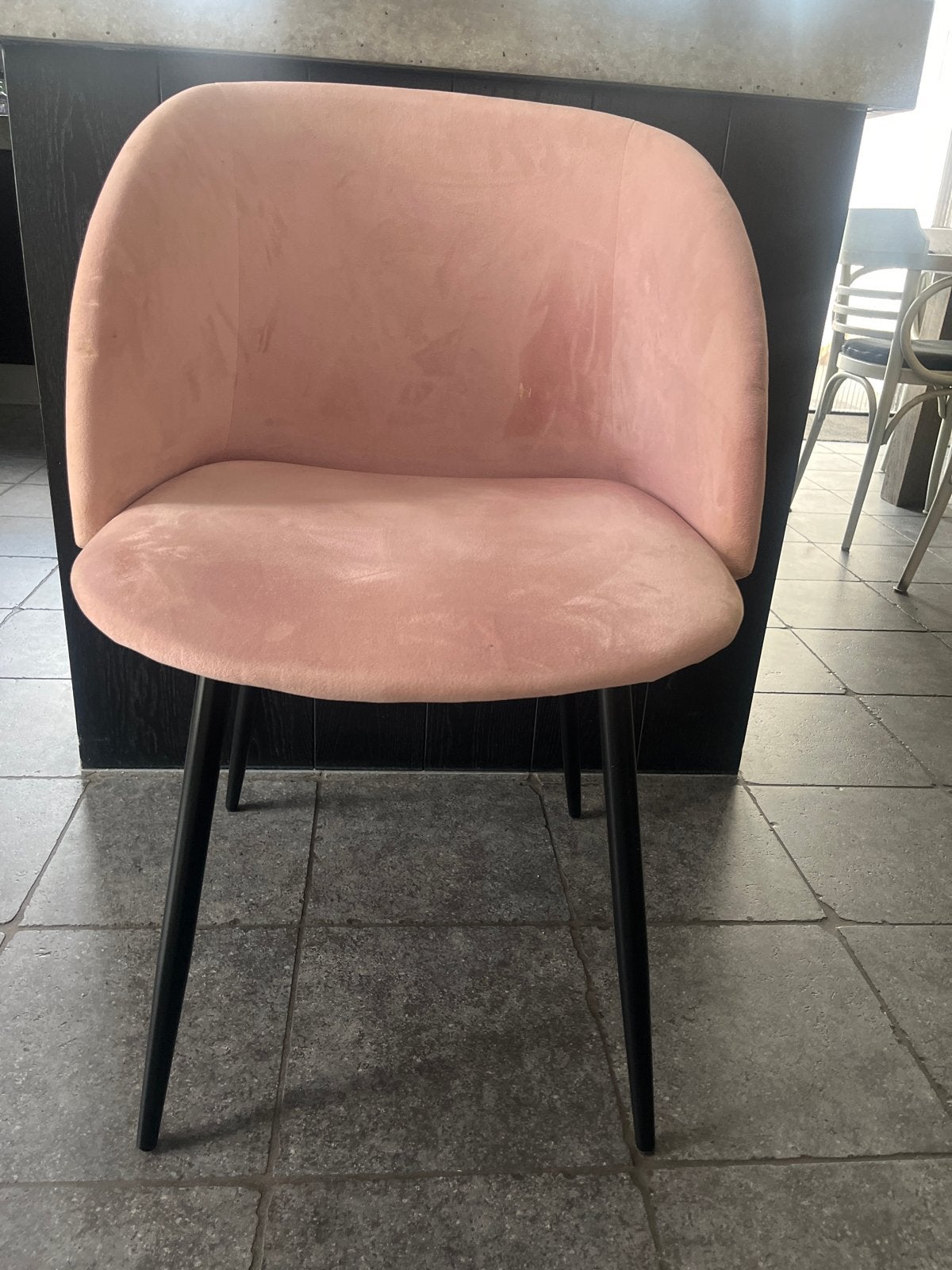 Roze fluwelen eetkamerstoel met zwarte poten, Huis en Inrichting, Ophalen, Gebruikt, Overige kleuren, Eén
