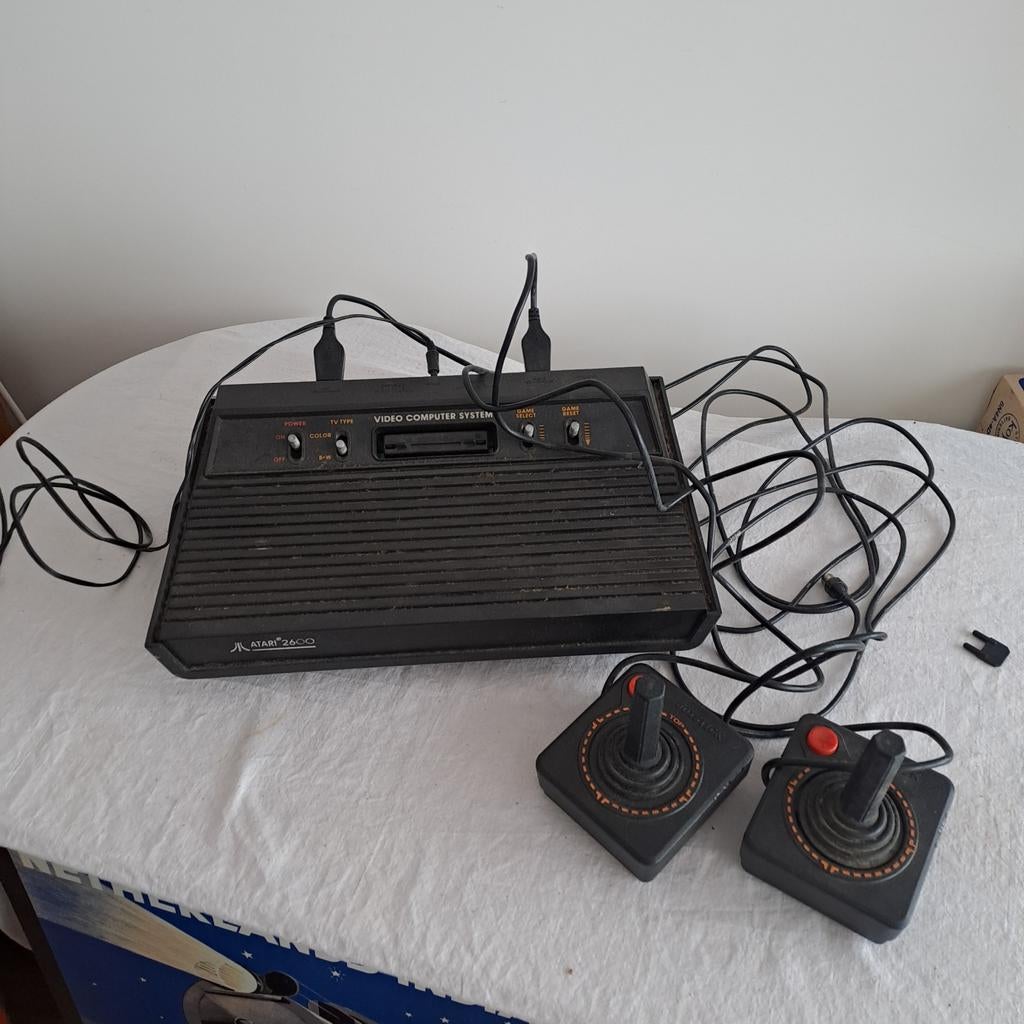 VERKOCHT Atari 2600 console en 2 joysticks, Spelcomputers en Games, Spelcomputers | Atari, Gebruikt, Atari 2600, Met 2 controllers
