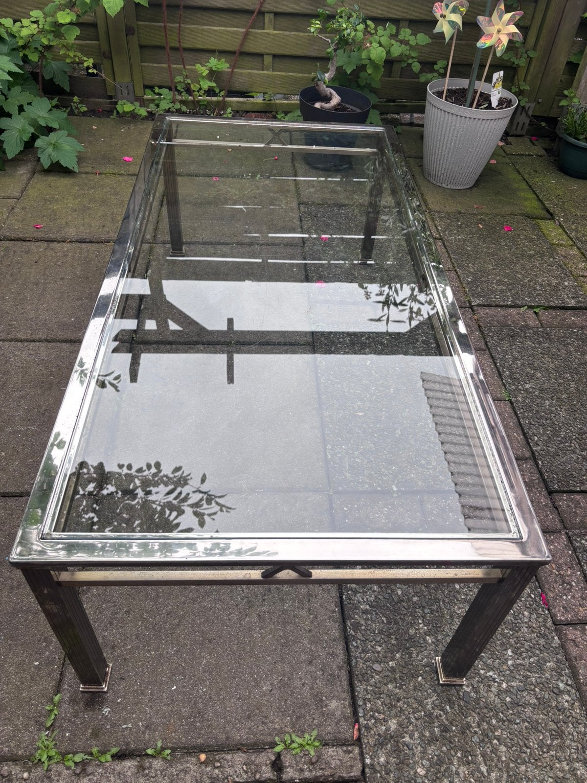 Een mooie glazen tafel met metalen randjes, Huis en Inrichting, Ophalen, 100 tot 150 cm, 50 tot 100 cm, Zo goed als nieuw