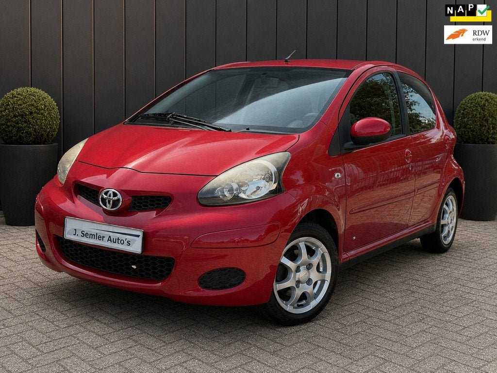 Toyota Aygo 1.0-12V Aspiration Red Navigator NAVIGATIE AIRCO, Auto's, Toyota, Voorwielaandrijving, Euro 5, Gebruikt, 4 stoelen