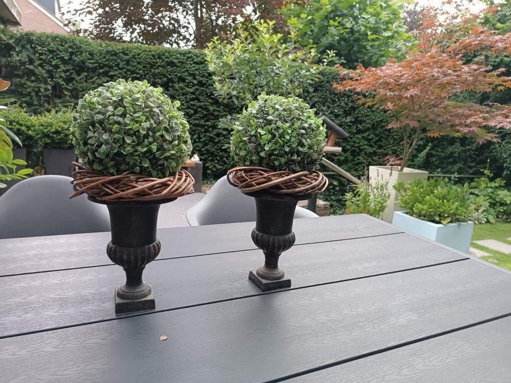 Metalen vazen (gietijzer) met houten kransen, Tuin en Terras, Ophalen