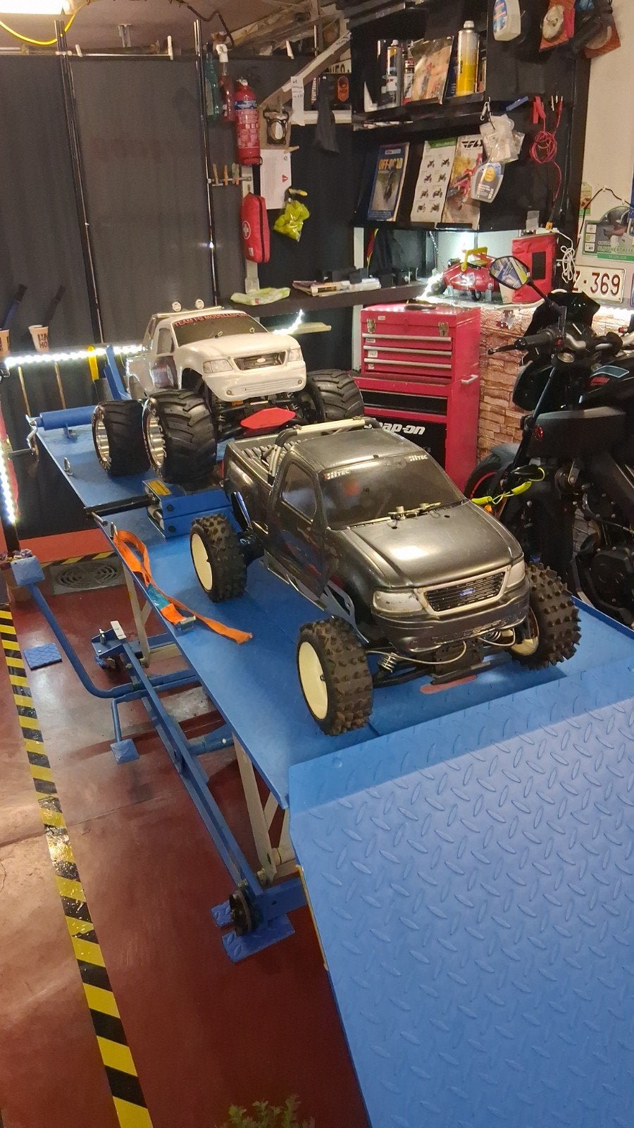 het gaat over de grijze monstertruck body!, Ophalen of Verzenden, Overige schalen, Benzine, Onderdeel