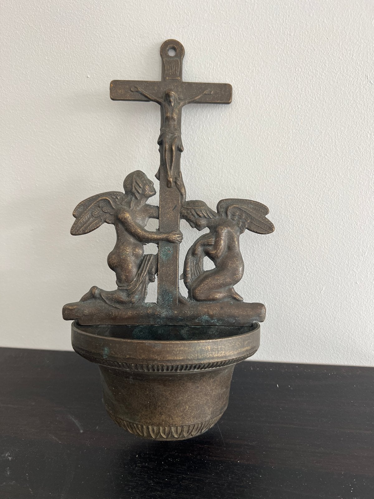 Antiek bronzen wijwaterbakje met kruisbeeld en engelen, Ophalen of Verzenden