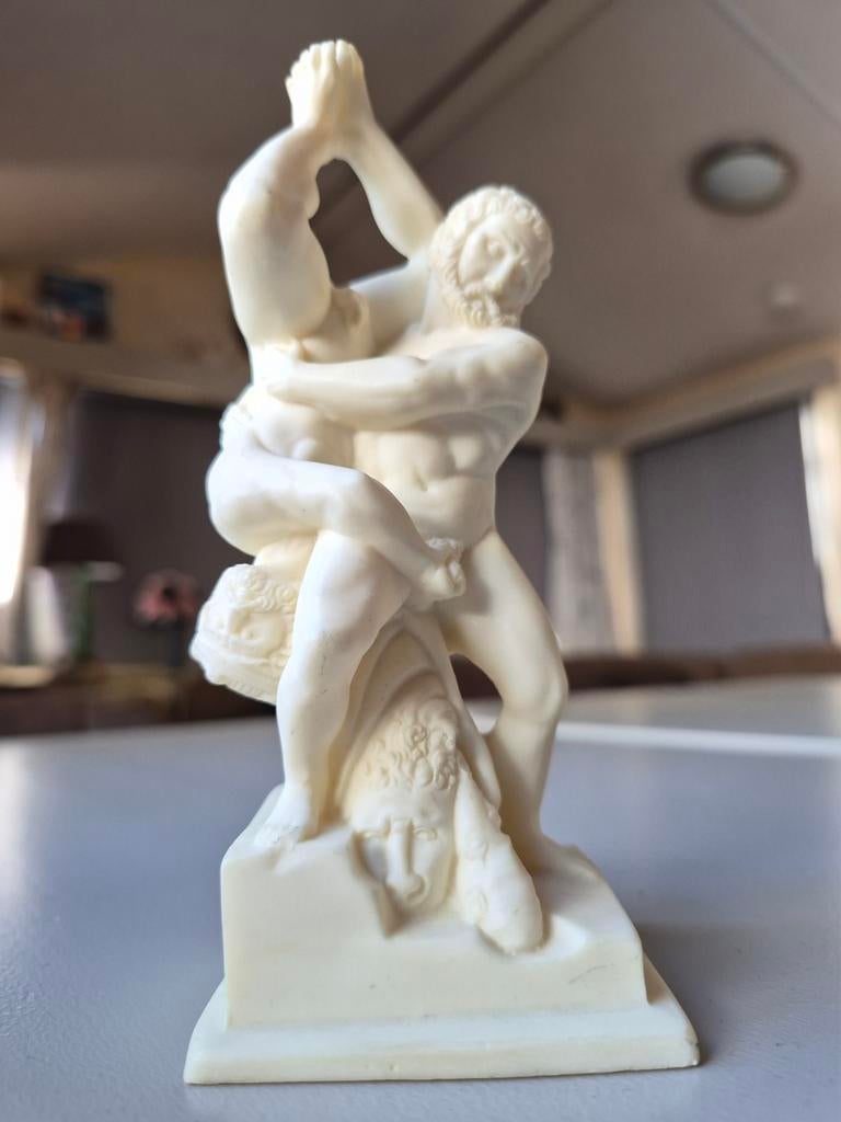 Klassiek beeldje: Hercules en Antaeus worstelend, Minder dan 20 cm, Ophalen of Verzenden, Handgemaakt, Steen of Keramiek