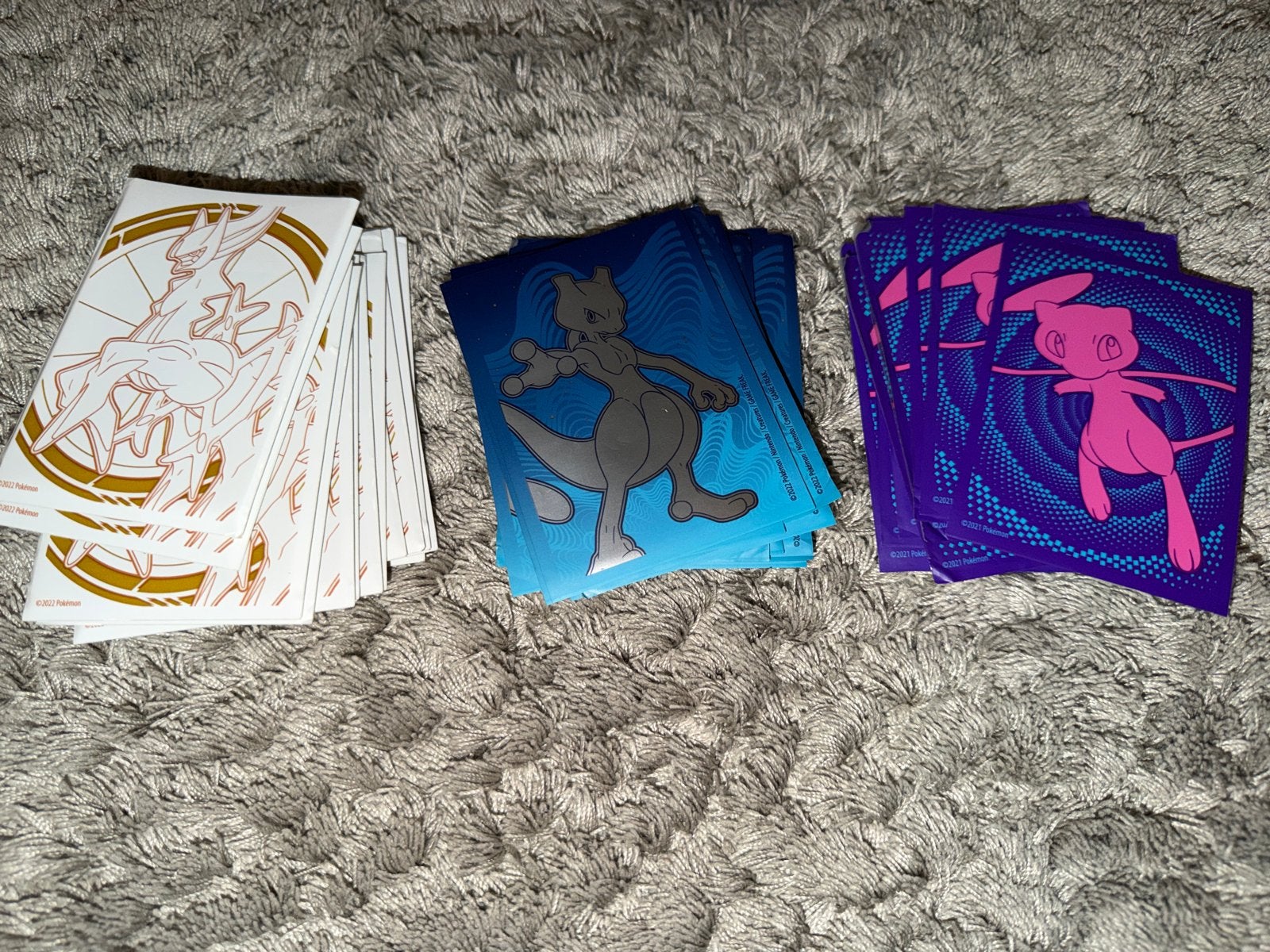 Pokémon kaarten en sleeves: Arceus, Mewtwo, Mew (152 kaarten, Hobby en Vrije tijd, Ophalen of Verzenden, Gebruikt, Meerdere kaarten