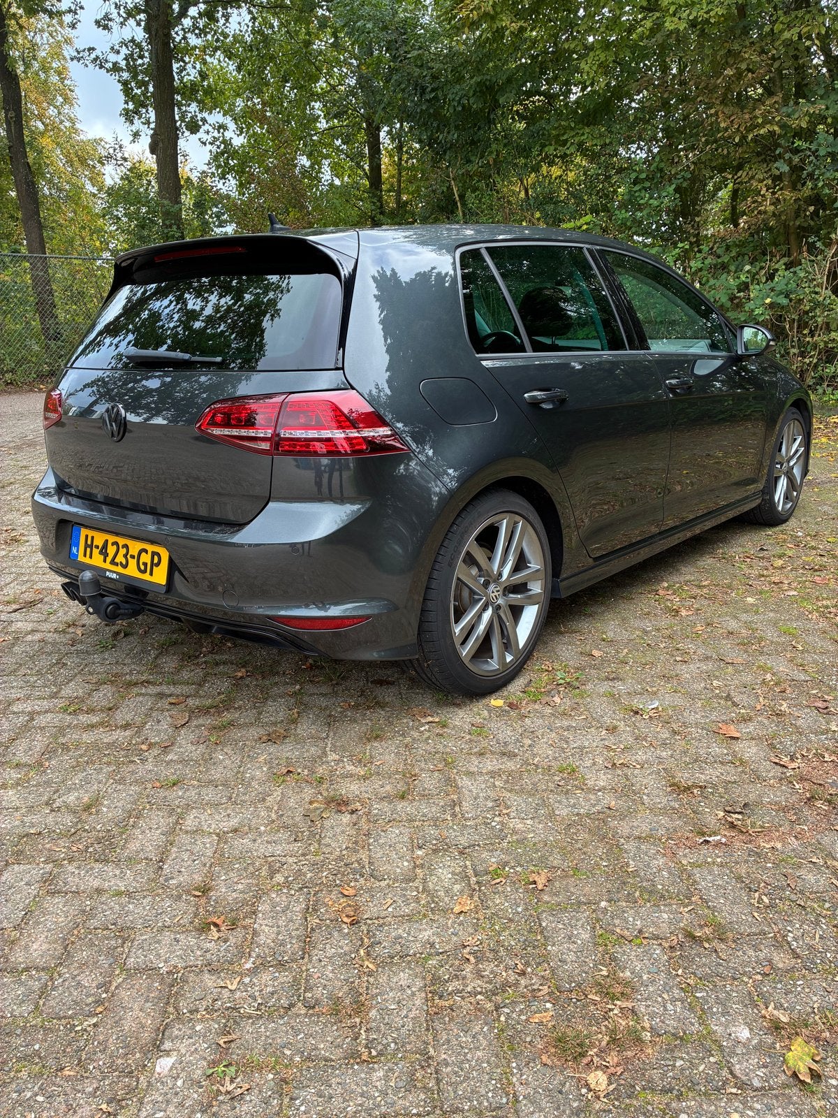 Volkswagen Golf 1.4 TSI 150pk DSG R-Line / Pano / Trekhaak, Auto's, 4 cilinders, 150 pk, Zwart, 650 kg