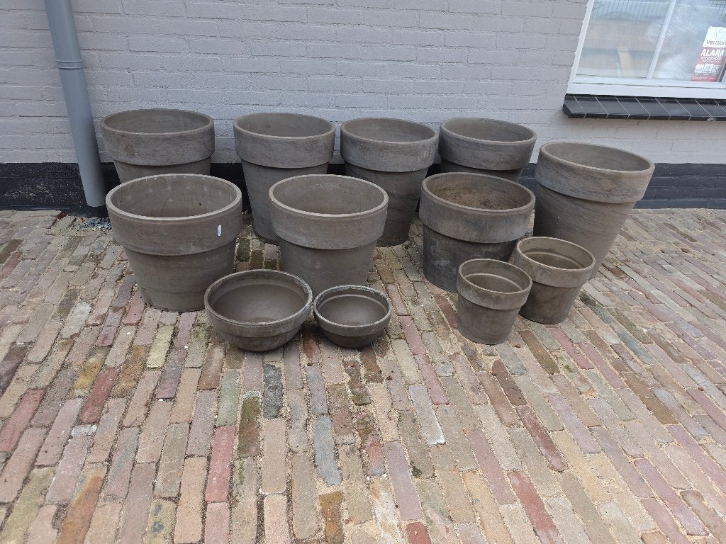 serie stenen bloempotten, taupe, grijs, zwarte accenten, Tuin en Terras, Bloempotten, Ophalen, Gebruikt, 40 cm of meer, Rond