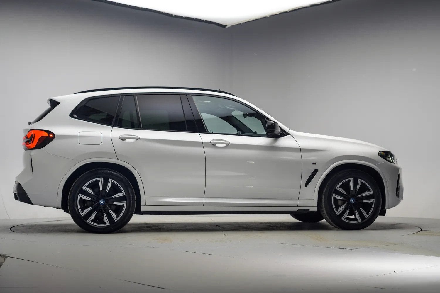 Foto 43 van BMW iX3 80 kWh M Sport Shadow [ Panorama Leder ACC ]