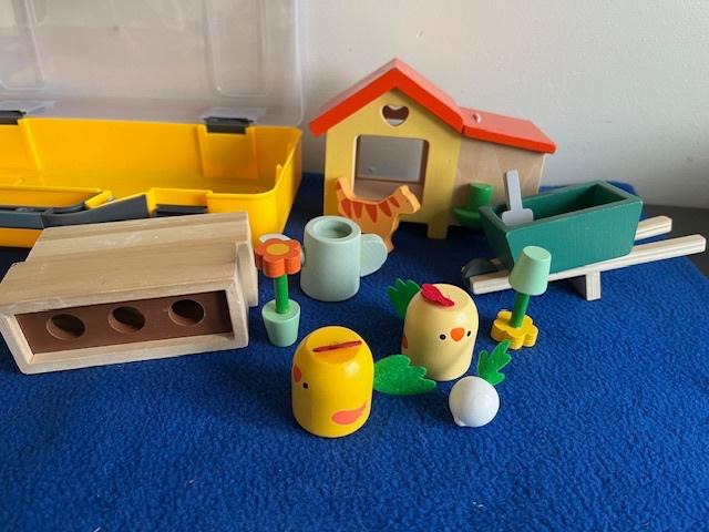 Houten boerderij en accessoires in een koffertje, Ophalen of Verzenden, Zo goed als nieuw