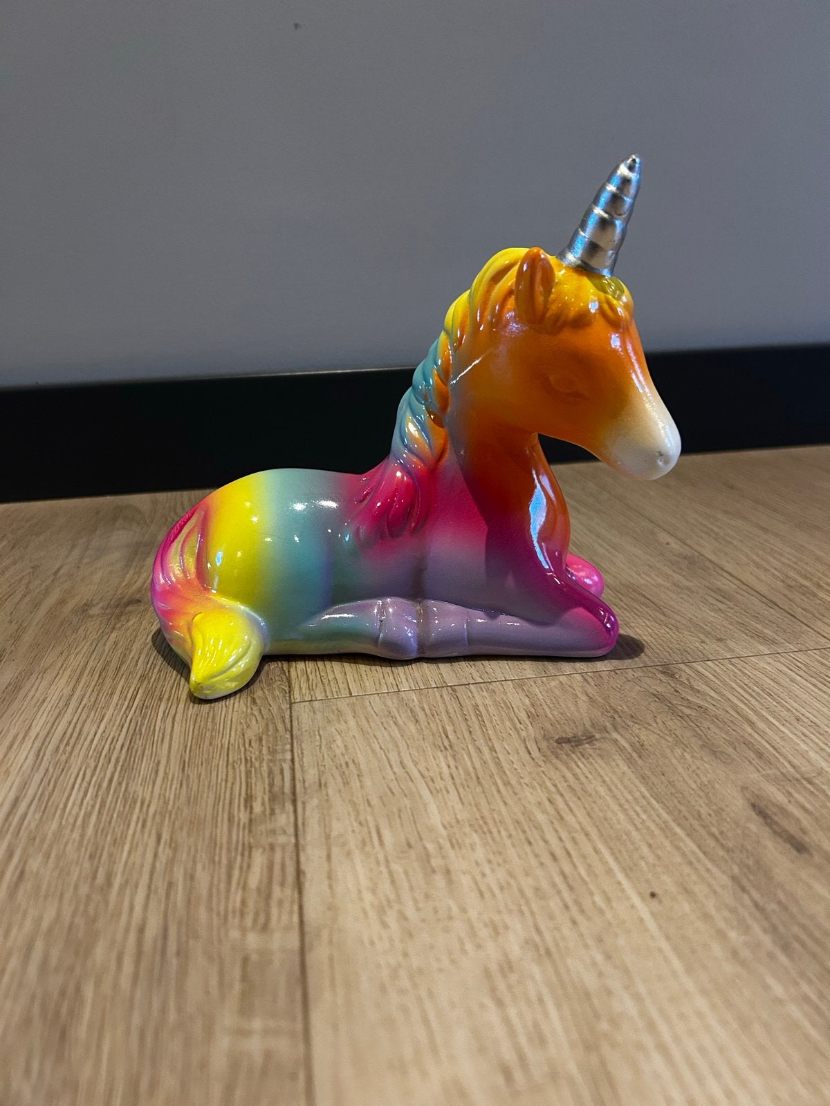 Eenhoorn spaarpot - Regenboogkleuren - Kleine beschadiging, Ophalen of Verzenden, Gebruikt, Steen, Aardewerk of Keramiek, Dier