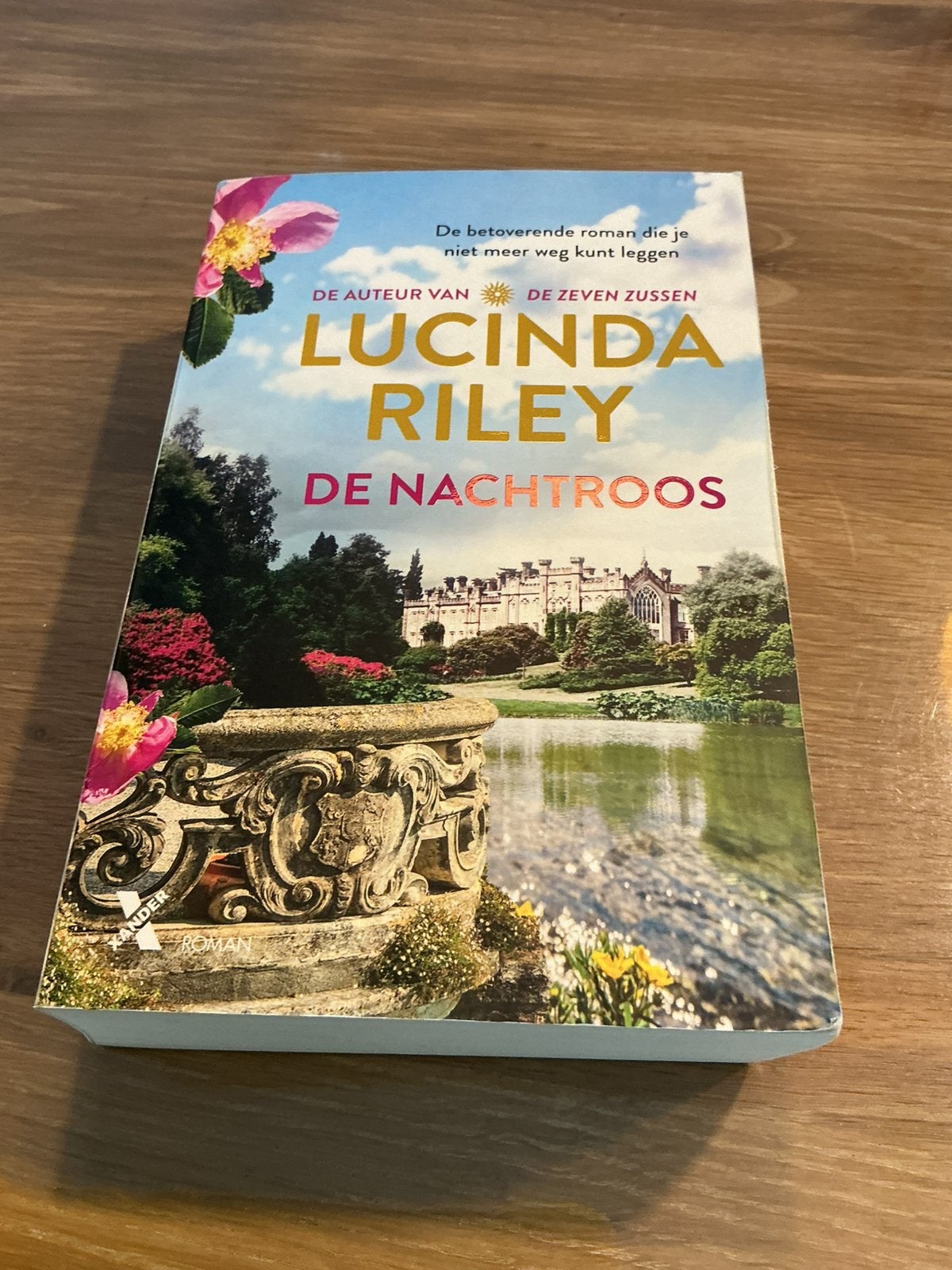 Lucinda Riley - De Nachtroos, Ophalen of Verzenden, Zo goed als nieuw