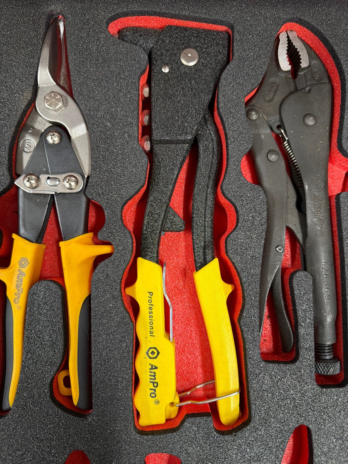 Gereedschapset in foam met nieuwe tangen, Ophalen of Verzenden, Nieuw, Gereedschapsset, Overige merken