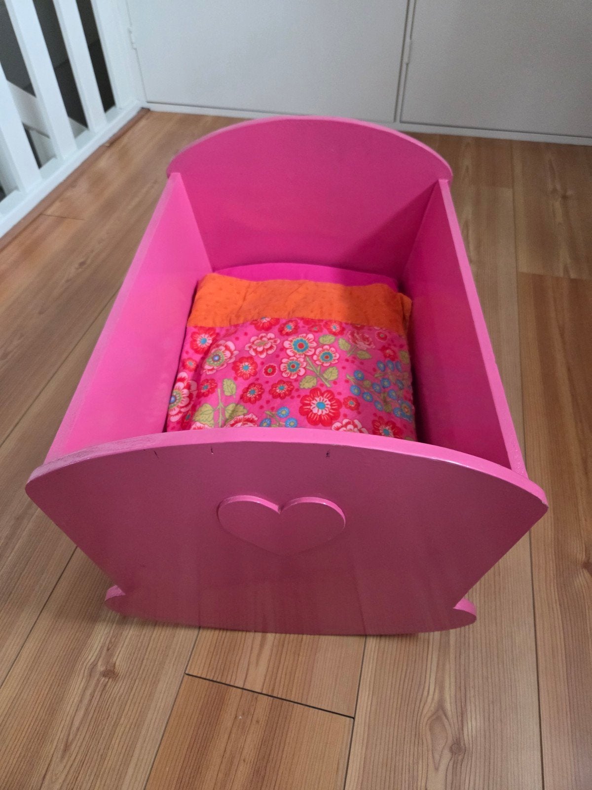 Roze poppenwiegje met matrasje en dekentje, Ophalen, Gebruikt, Overige typen