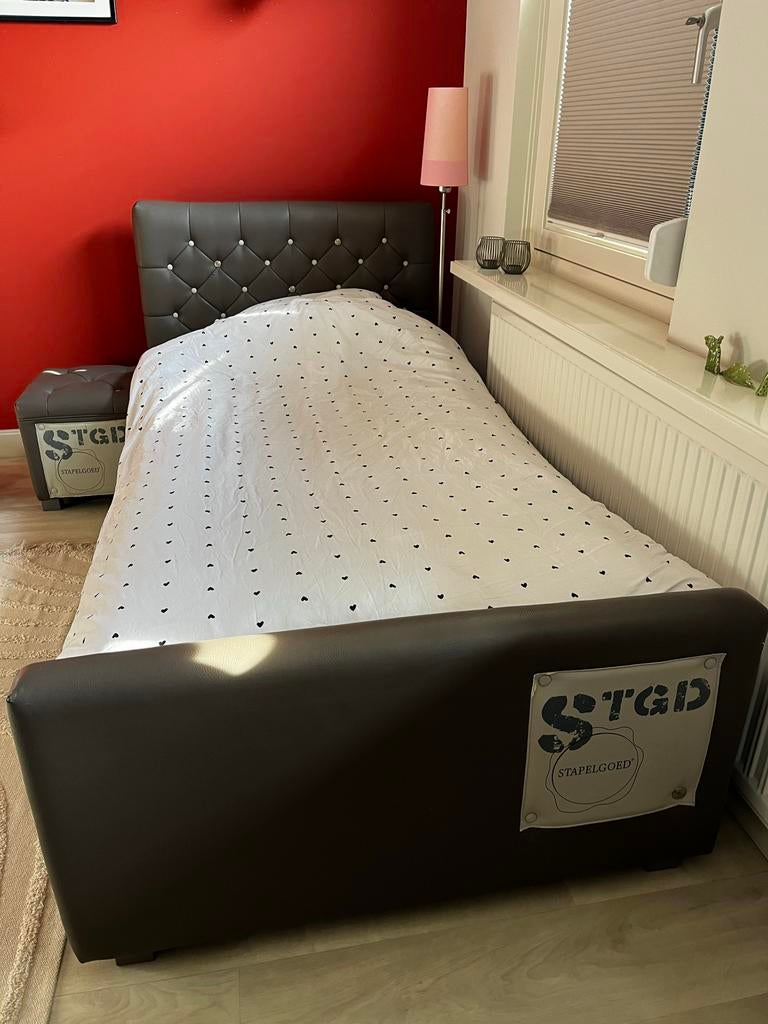 Mooi leren bed met matras en topper, Ophalen, Overige materialen, Gebruikt, 90 cm