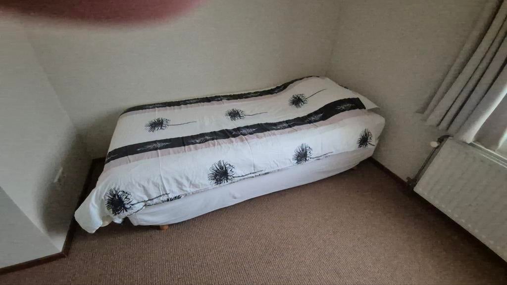 Eenpersoons logeerbed met matras en dekbed, Huis en Inrichting, Slaapkamer | Bedden, Ophalen, Eenpersoons, Hout, 90 cm