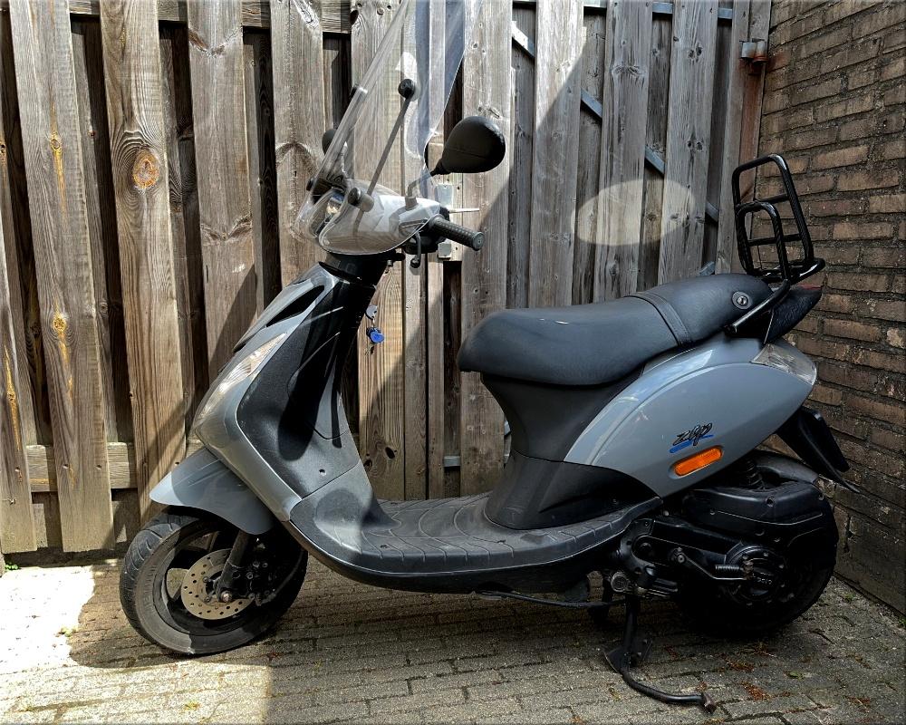 Piaggio ZIP 4T jaar opknapper uit 2010, Fietsen en Brommers, Scooters | Piaggio, Ophalen, Gebruikt, Zip, Benzine