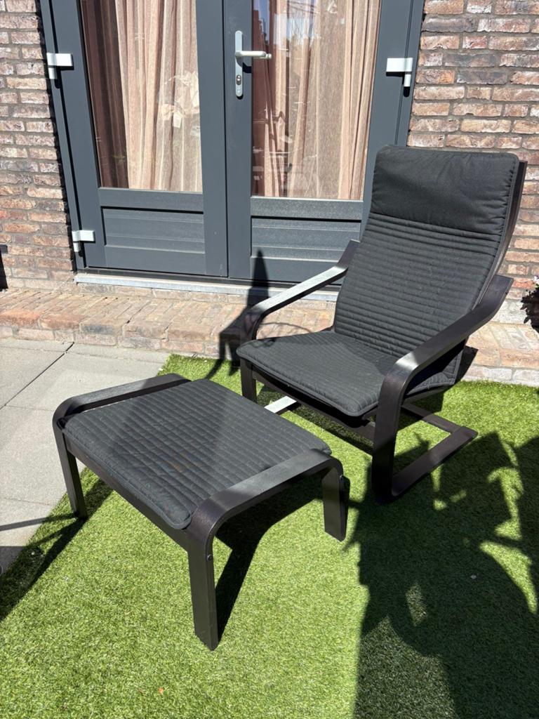 IKEA POÄNG Fauteuil met voetenbank - Zwartbruin/Knisa, Ophalen, 75 tot 100 cm, Zo goed als nieuw, 50 tot 75 cm