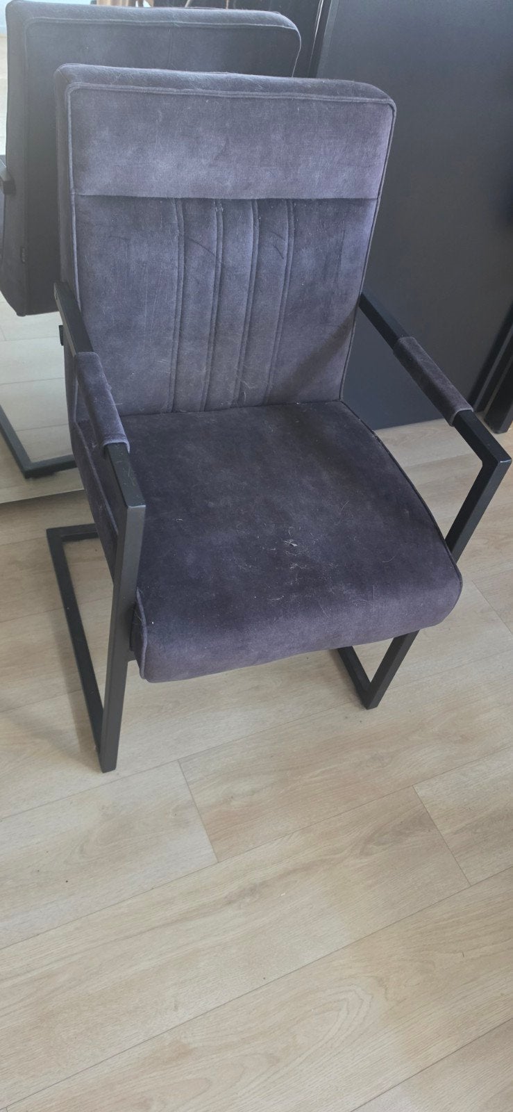 Moderne stoel met armleuningen - Grijs, Huis en Inrichting, Stoelen, Ophalen, Gebruikt, Stof, Eén
