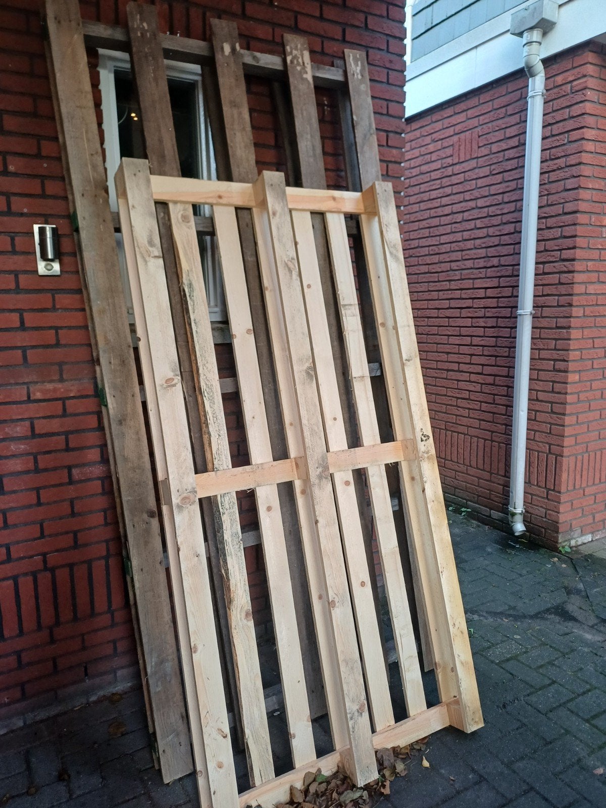 Twee gratis grote houten pallets, Ophalen, Overige houtsoorten, Minder dan 200 cm, Pallet