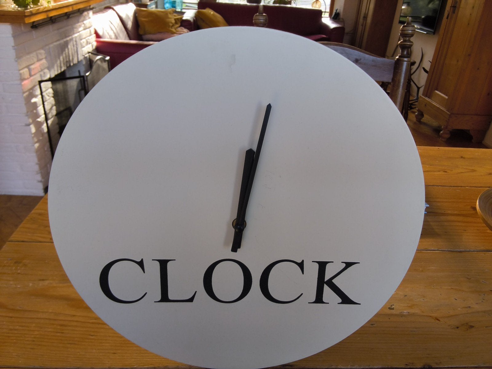 Moderne wandklok met 'CLOCK' tekst, Ophalen of Verzenden, Nieuw