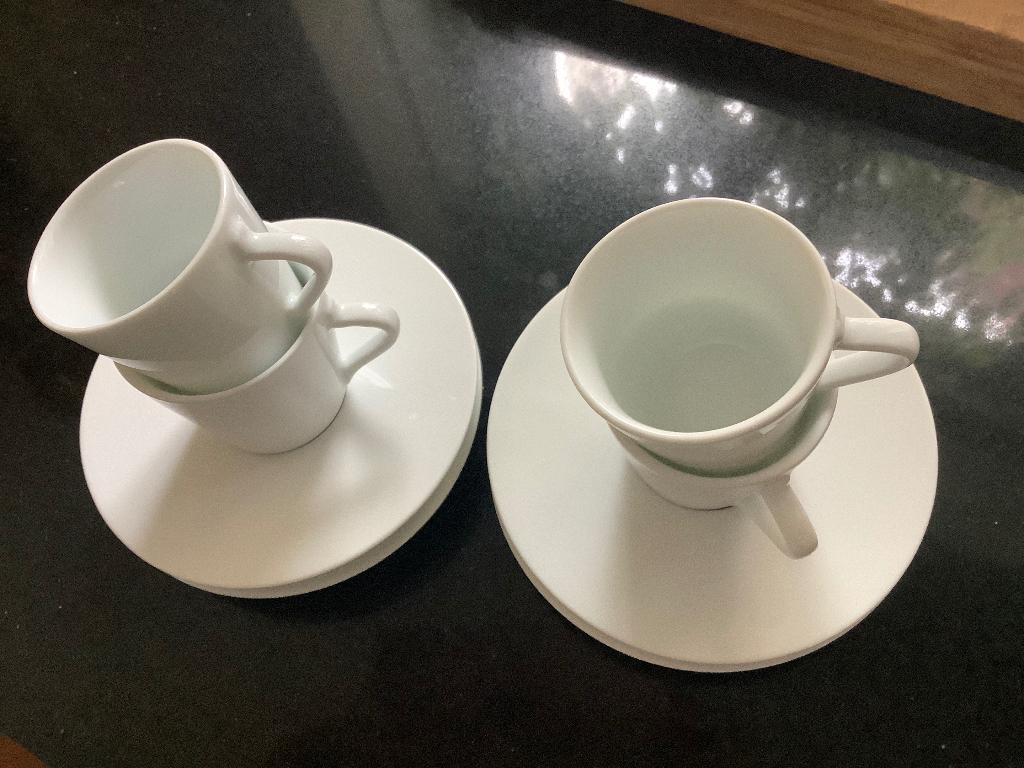 Espresso Nespresso Andree kopjes en schotel bruin strep, Huis en Inrichting, Keuken | Servies, Ophalen of Verzenden, Overige stijlen