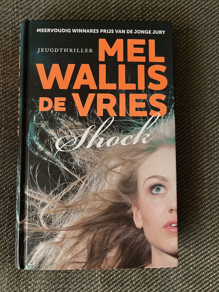 Mel Wallis de Vries - SHOCK. (Hardcover), Boeken, Ophalen of Verzenden, Zo goed als nieuw, Mel Wallis de Vries