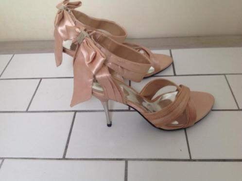 nieuwe la strada pumps met strik satijn maat 41, Ophalen of Verzenden, Nieuw