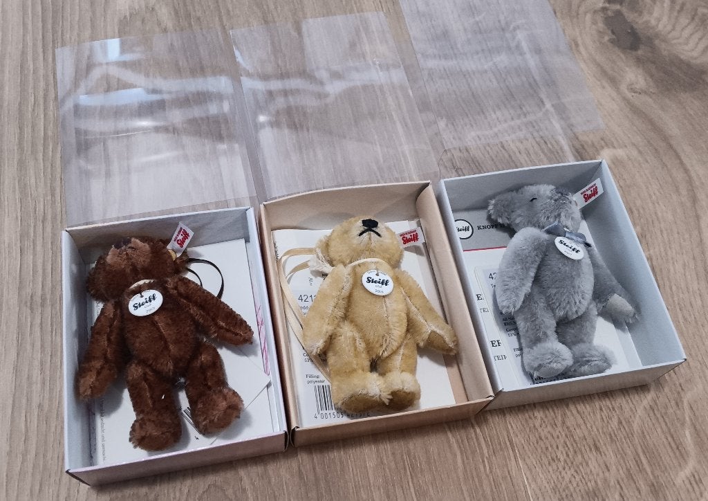Steiff jaargeschenken 2015, 2016 en 2017 miniaturen 10 cm, RichardSteiffstrasse, Steiff, Steiff, Stoffen beer