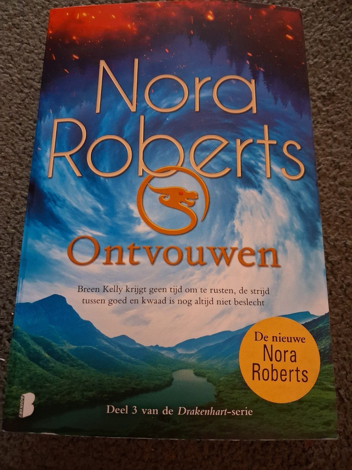 Nora Roberts - Ontvouwen (Deel 3 Drakenhart-serie), Ophalen of Verzenden, Zo goed als nieuw, Nora Roberts, Nederland