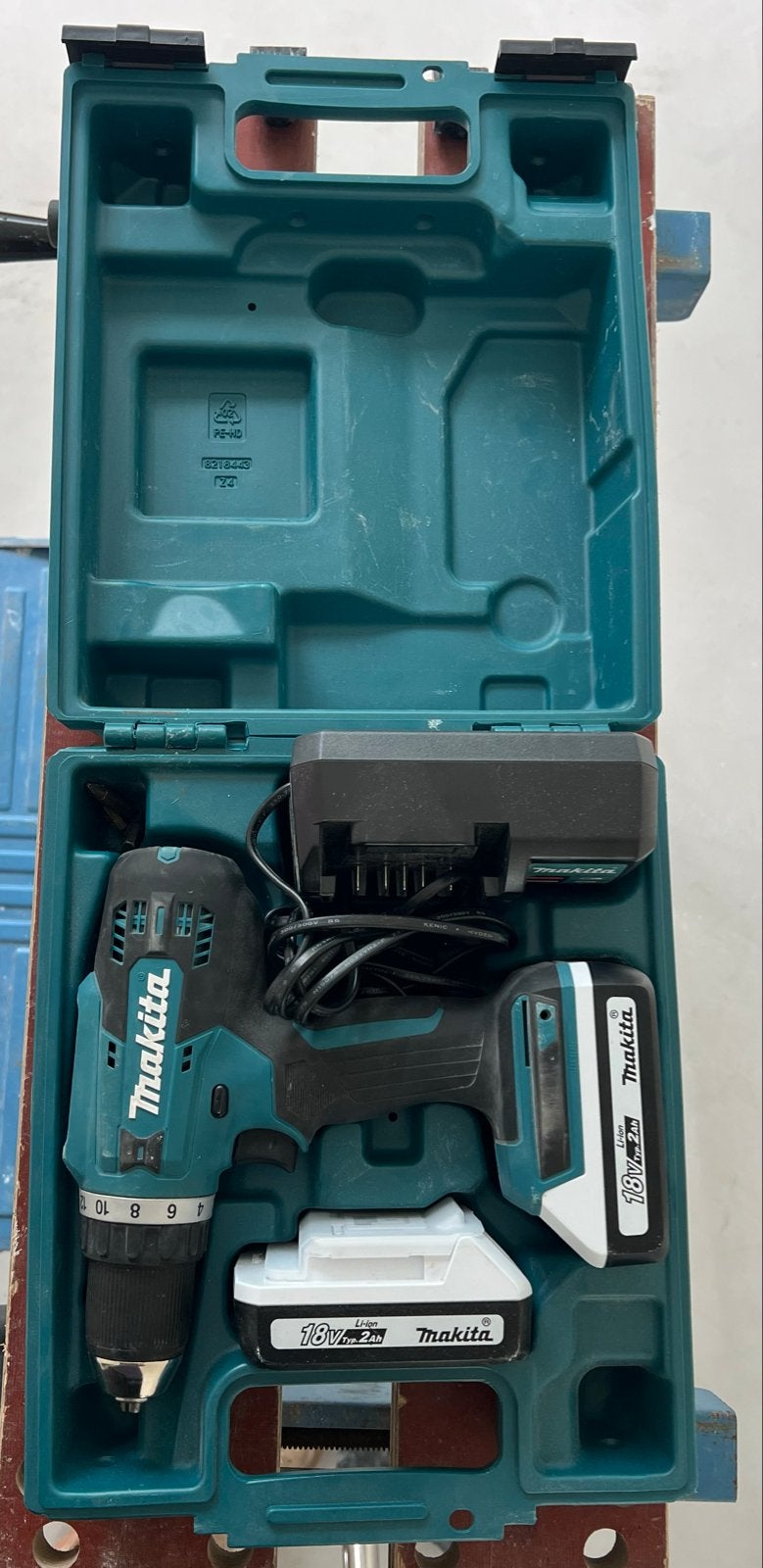 Foto 2 van Makita DF488DWAE Accuboormachine 18V met 2 accu's en lader