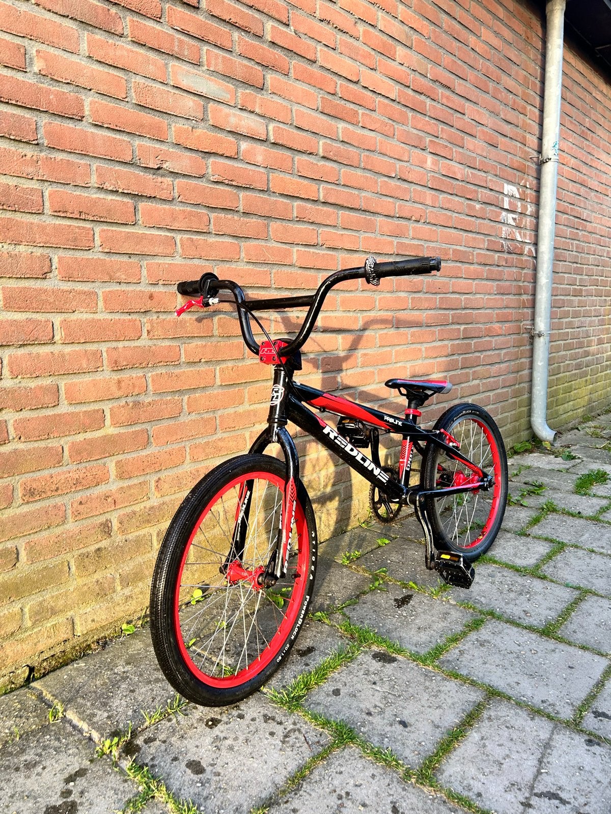 Redline BMX Racefiets - Zwart/Rood, Zo goed als nieuw, Fietsen en Brommers, Fietsen | Crossfietsen en BMX, Ophalen, Velgrem, Aluminium