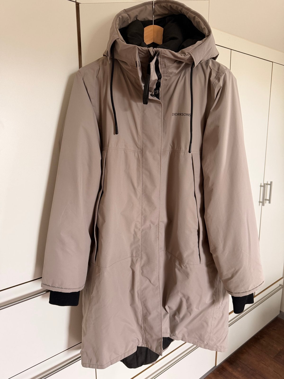 Warme Didriksons winterjas - enkele kleine vlekjes, Kleding | Dames, Ophalen of Verzenden, Gedragen, Maat 38/40 (M), Beige