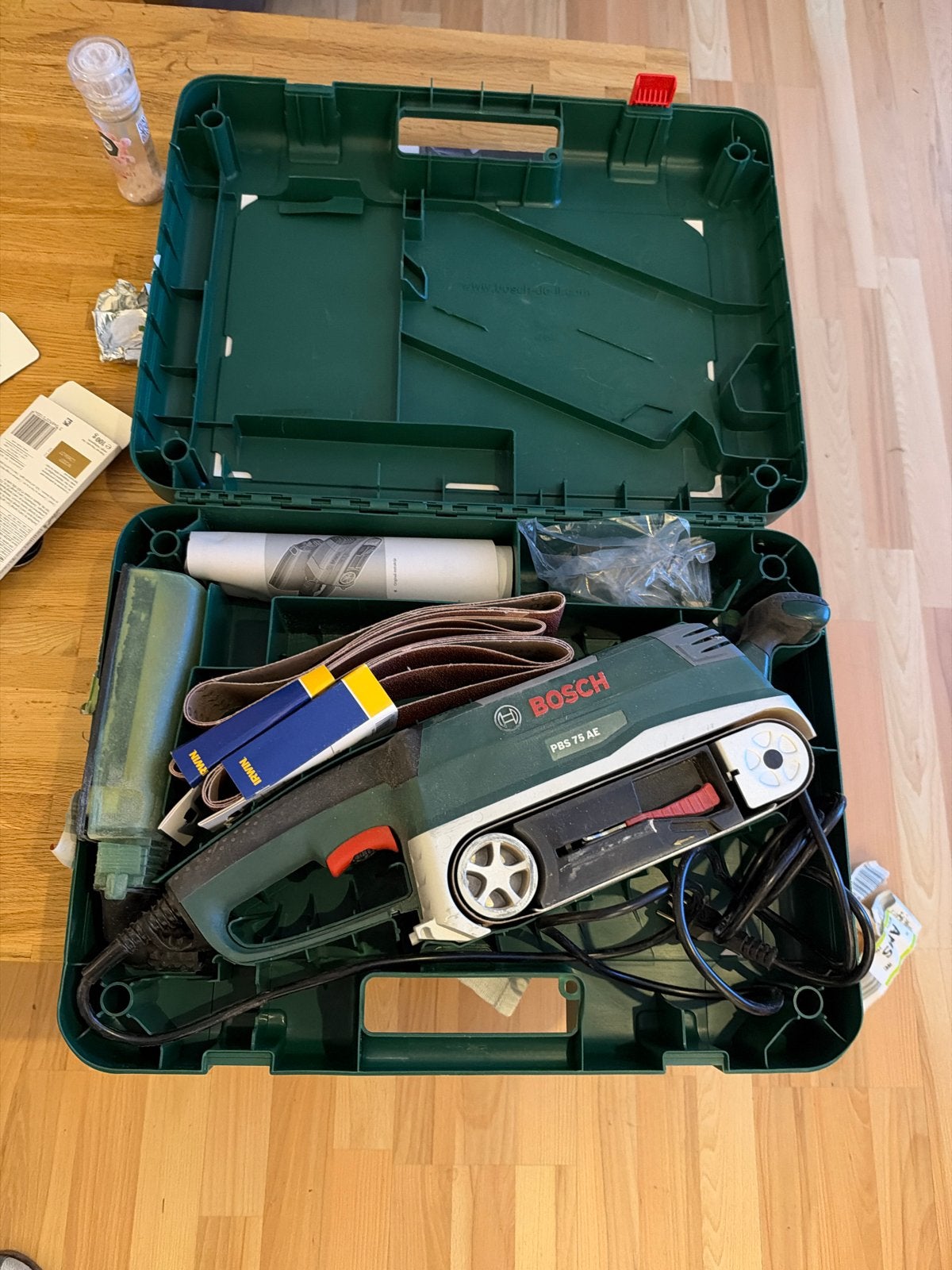 Bosch PBS 75 AE Bandschuurmachine met koffer, Ophalen of Verzenden, Zo goed als nieuw, 600 tot 1200 watt, Bandschuurmachine
