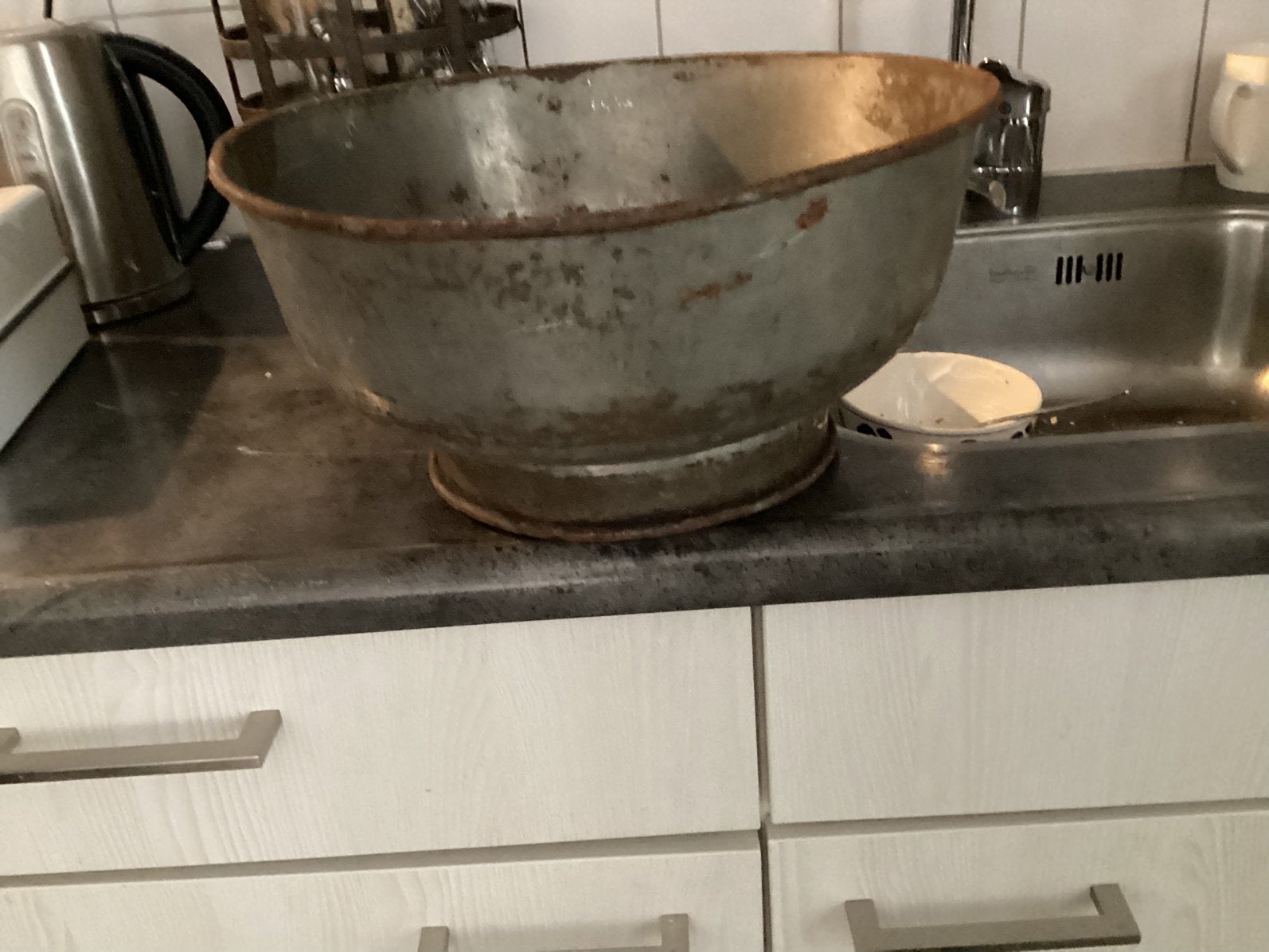 Grote ijzeren schaal op voet, Ophalen of Verzenden