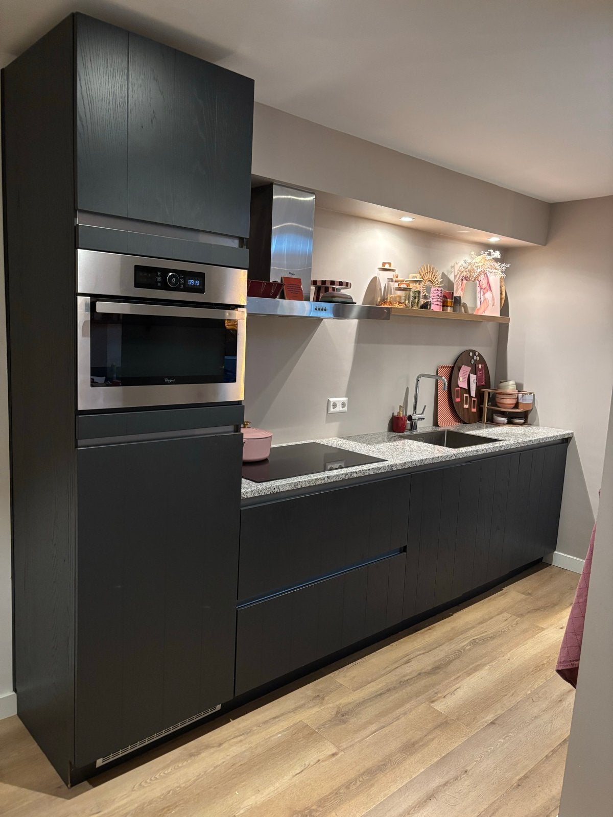 Moderne houten keuken met kookeiland en inbouwapparatuur, Ophalen, Graniet of Steen, Enkelwandige keuken, Zo goed als nieuw