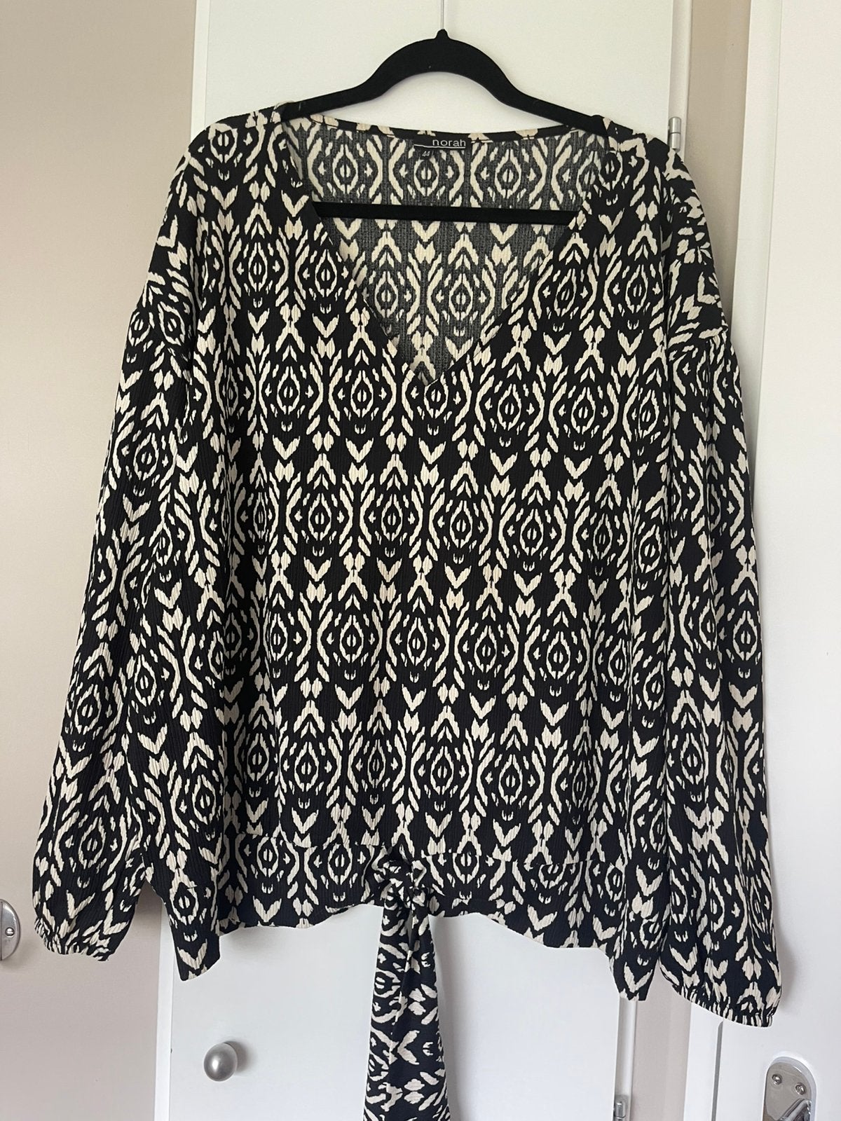 Norah blouse maat 46, Kleding | Dames, Ophalen of Verzenden, Zo goed als nieuw, Zwart, Blouse of Tuniek