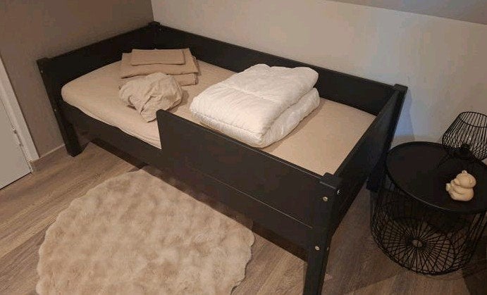 Mooi zwart peuterbed met Bamboo matras en beddengoed, Kinderen en Baby's, Ophalen, 70 tot 85 cm, Zo goed als nieuw, Minder dan 140 cm