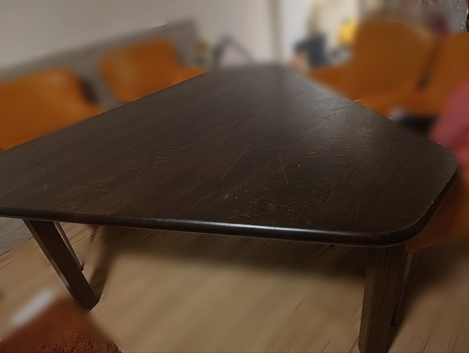 houten driehoek form tafel donker bruin, Ophalen, Gebruikt, Donker bruin, 75 – 100